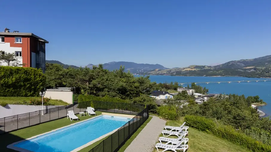 Piscine et établissement