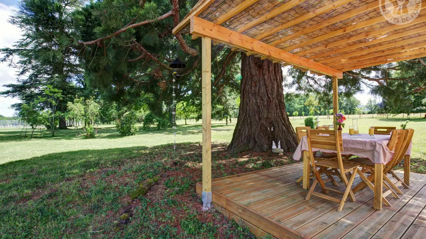 terrasse ombragé par le sequoia deux fois centenaire.
