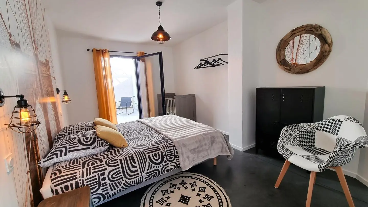 Chambre Brooklin : un lit 160x200 - lit bébé, accès direct au patio.
