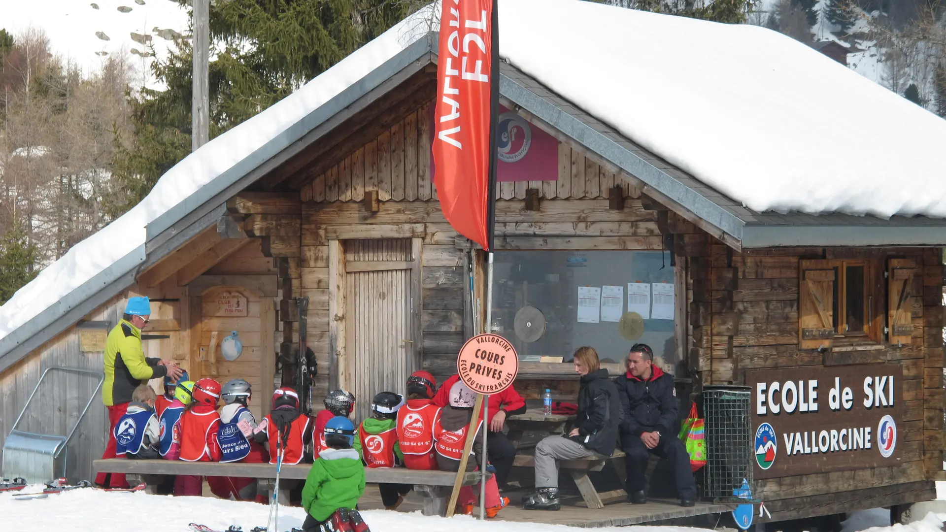 Enfants devants la cabane de l'ecole de ski