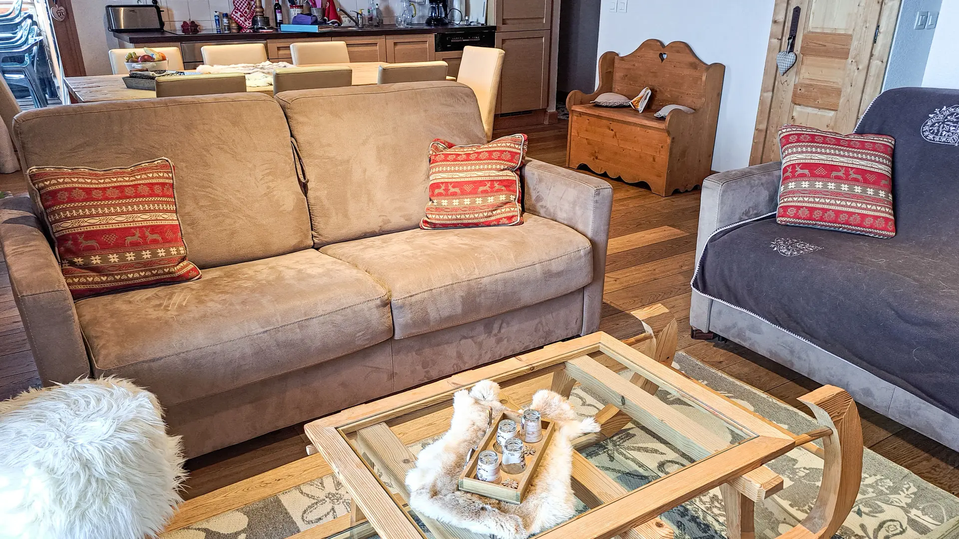 Gros plan sur le salon et les canapés