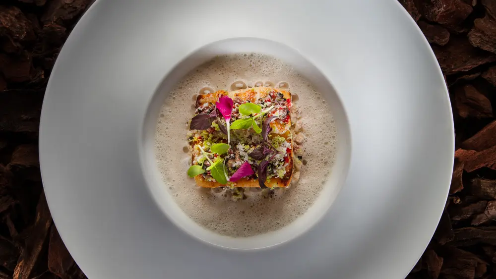 L’artichaut poivrade cuit façon barigoule, gnocchis maison, sucrine acidulée et lait de jeune comté de la fromagerie Michelin.