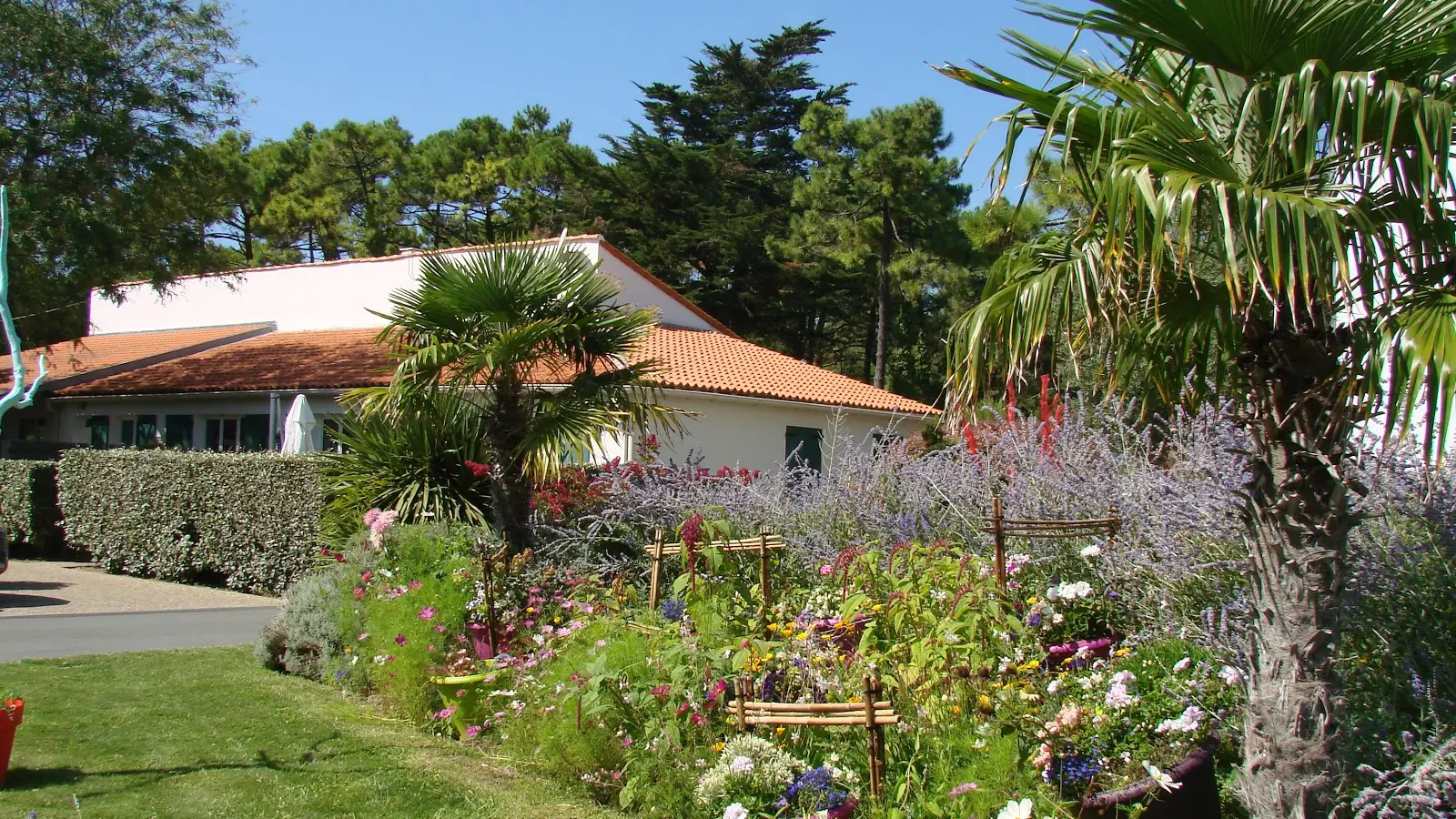 Entrada del pueblo con acceso a la terraza