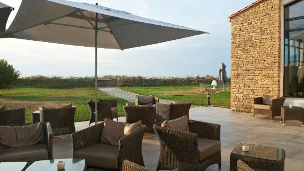 Terrasse équipée donnant sur le jardin