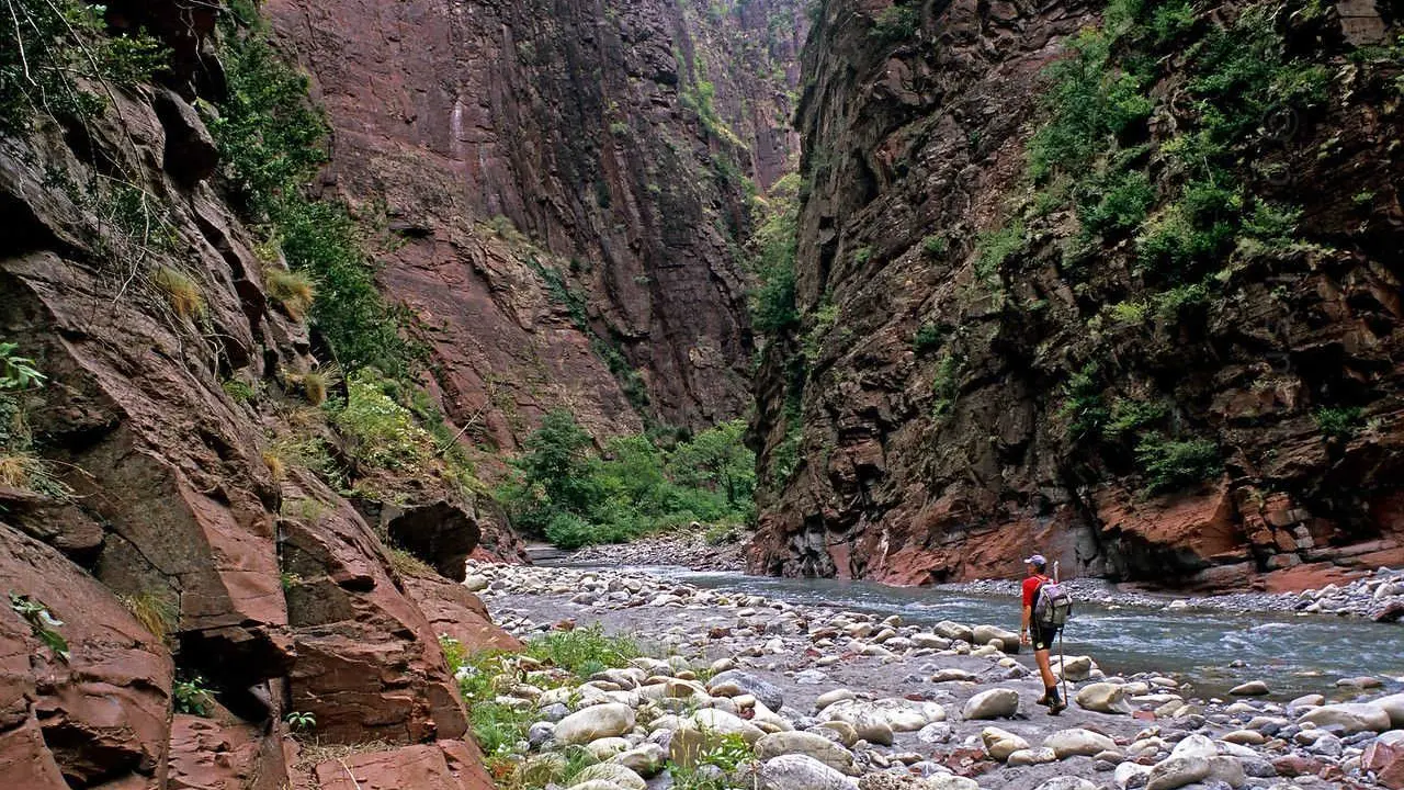 Randonnée aquatique au bord du Var dans les Gorges de Daluis.