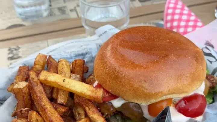 Table servie avec deux burgers et frites