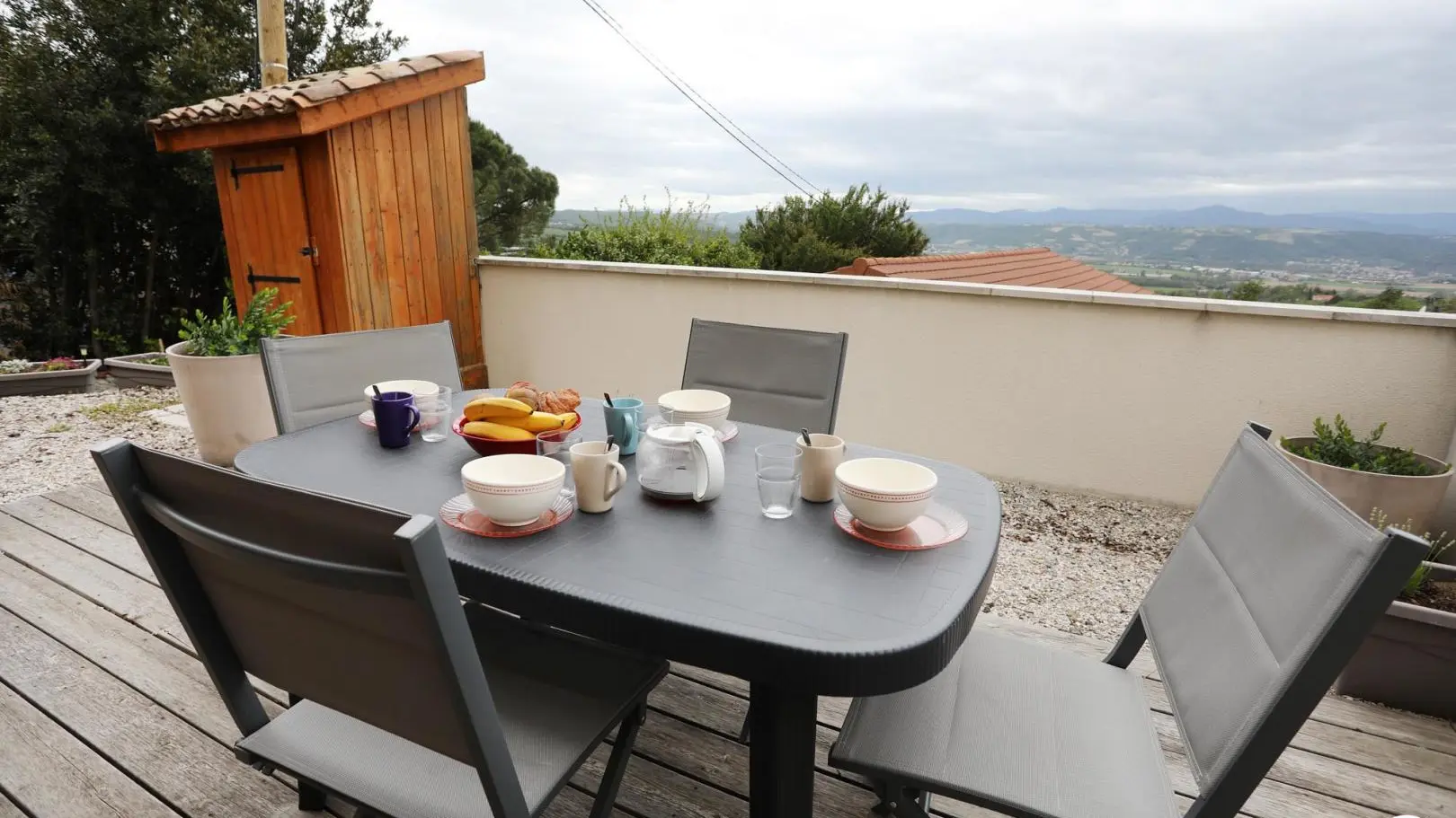 Terrasse avec vue panoramique sur la Vallée du Rhône et les Mont d'Ardèche