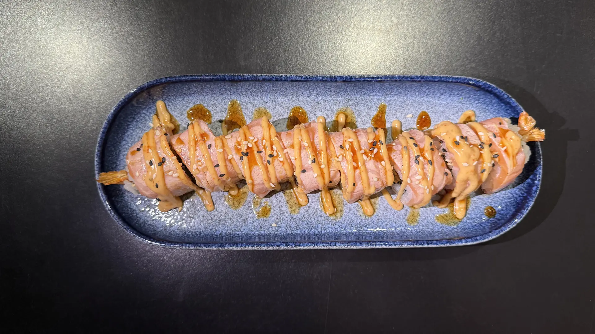 Top Maki_L'Isle-sur-la-Sorgue plat rectangulaire bleu avec nourriture en tranches