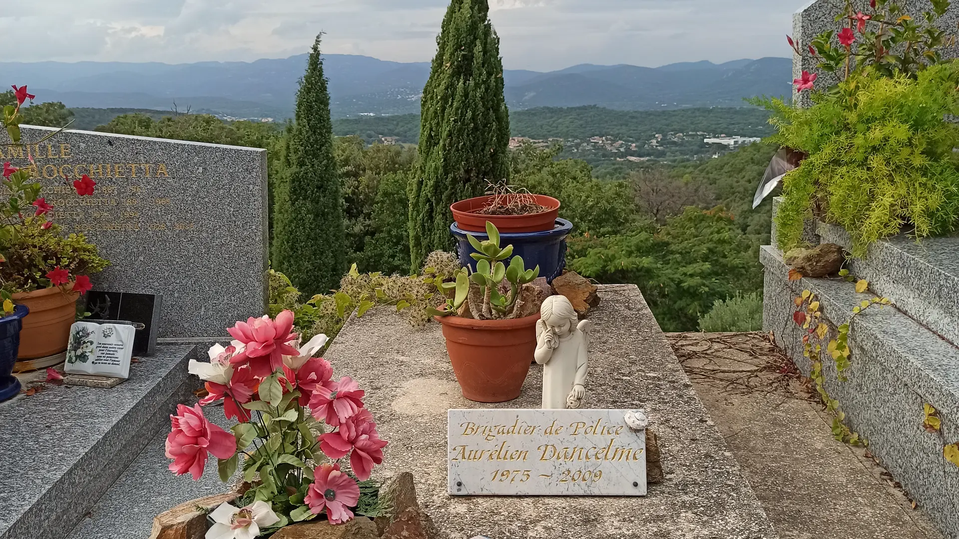 Tombe d'Aurélien Dancelme, brigade de police, enterré au cimetière de Gassin - https://gassin.eu