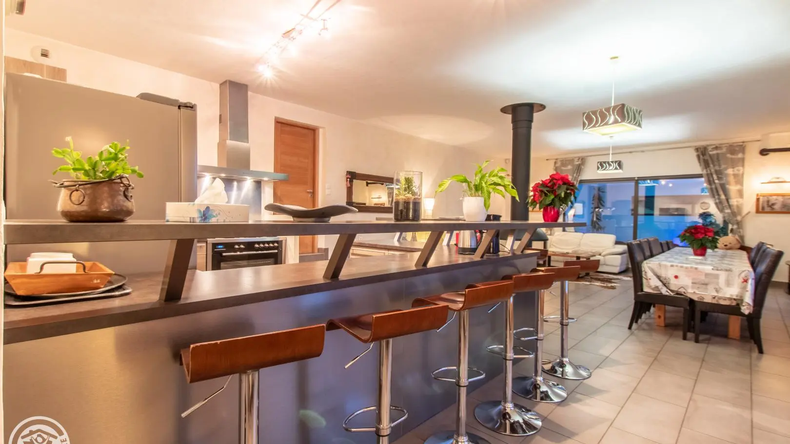 Pièce principale avec cuisine ouverte et espace bar