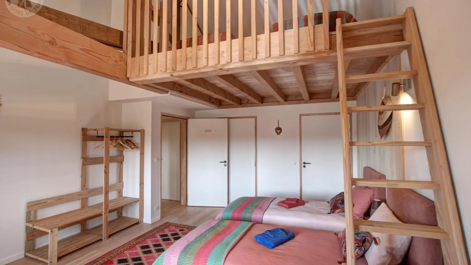 Chambre PMR Plénitude avec banc pour bagages, penderie, salle de bain et wc PMR