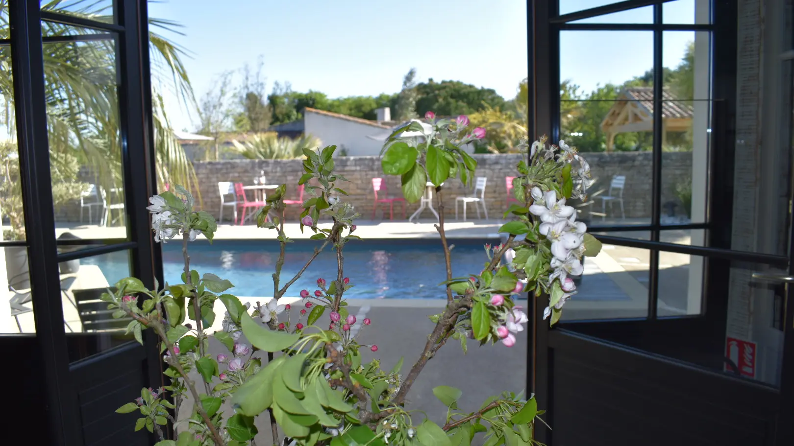 Vue sur la terrasse et la piscine chauffée