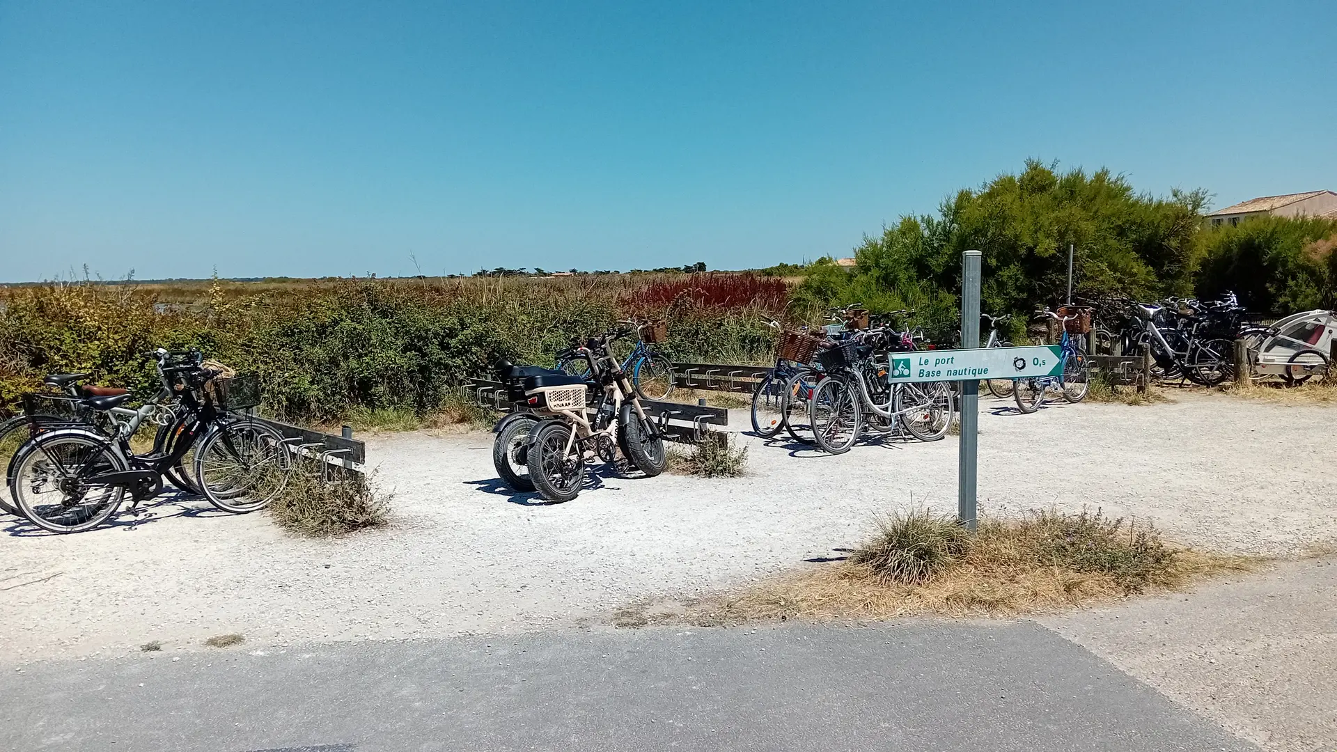Bicycle parking - Route de Mouillebarbe