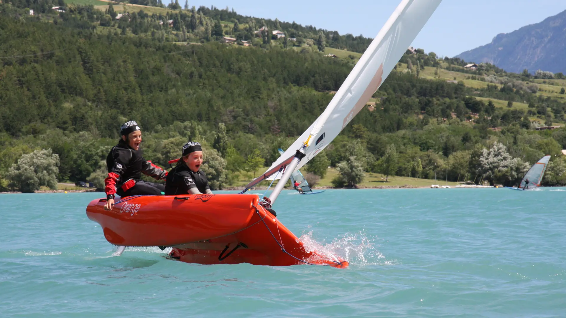 Catamaran sur le lac de Serre Ponçon