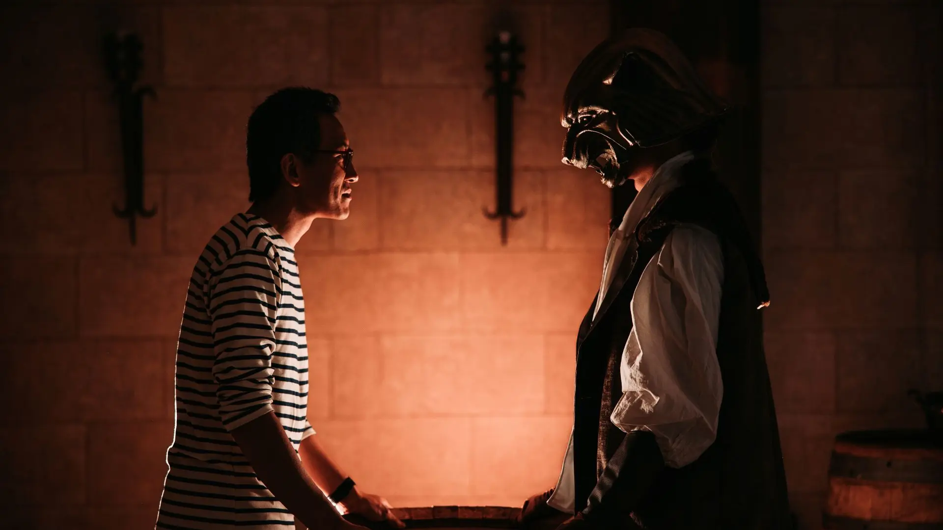 joueurs face un un homme masqué