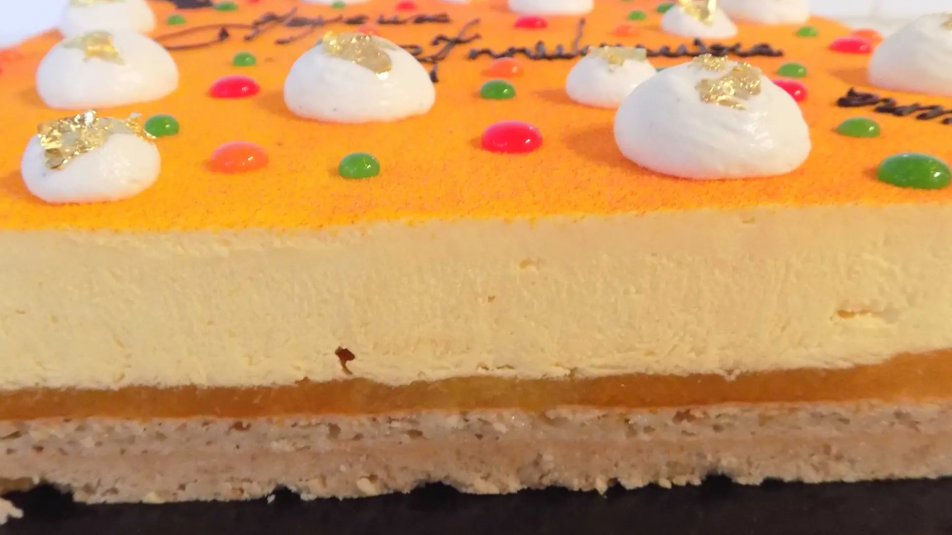 Pastel De Cumpleaños Con Inscripción - Vista Lateral