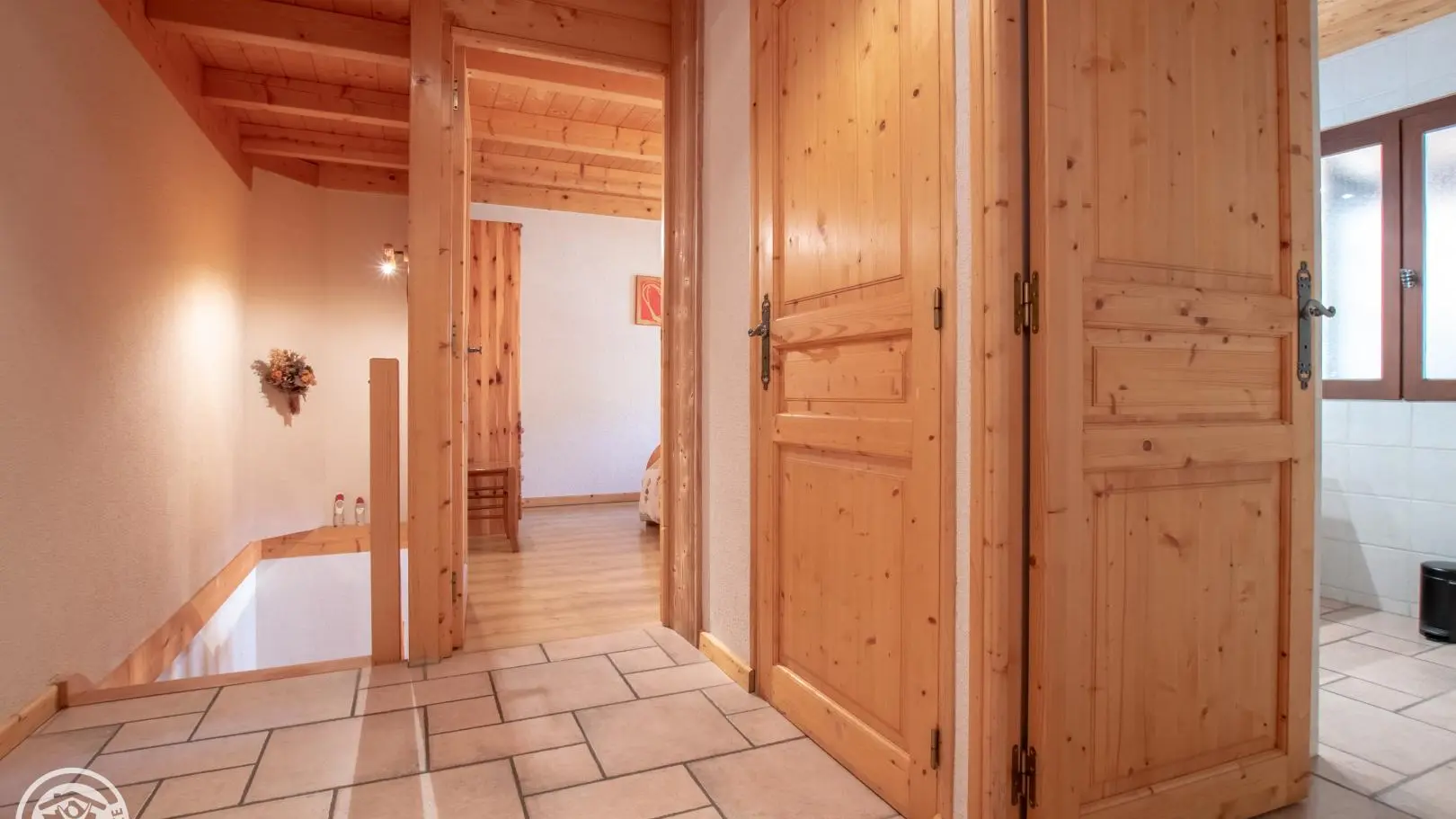 En haut de l'escalier, hall desservant les chambres, toilettes et salle d'eau.