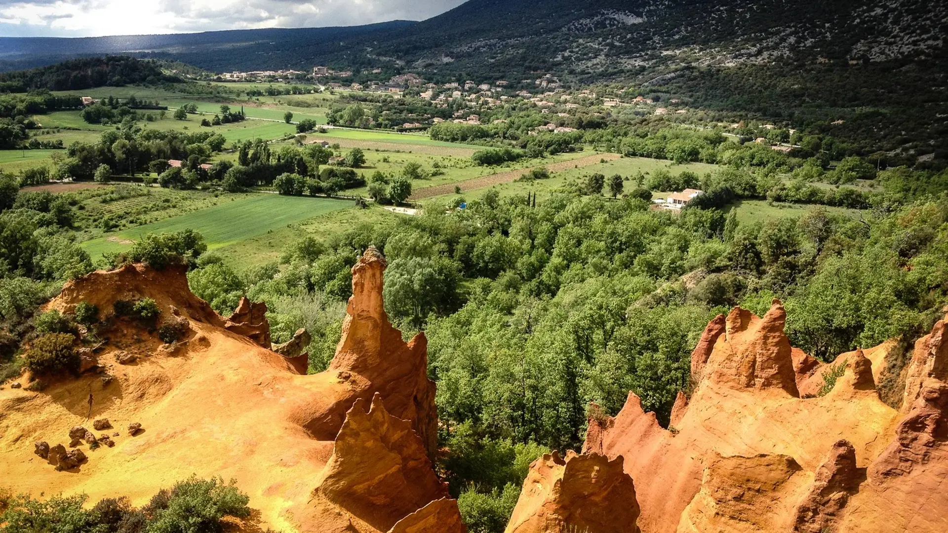 Cheminée des fées et le village de Rustrel