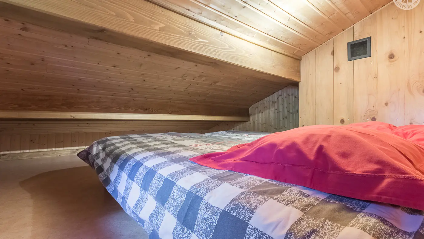 chambre mansardée en mezzanine avec hauteur totale inférieure à 1.80m