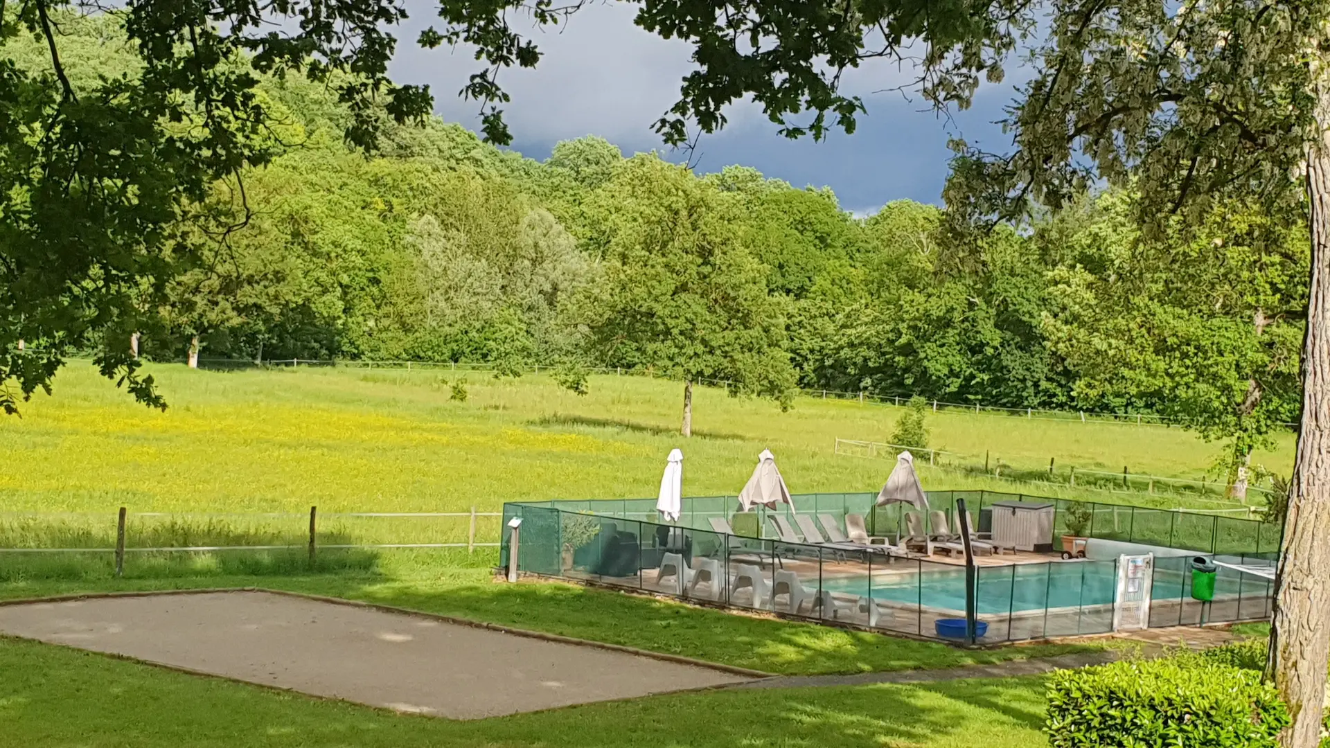 Piscine et aire de jeux