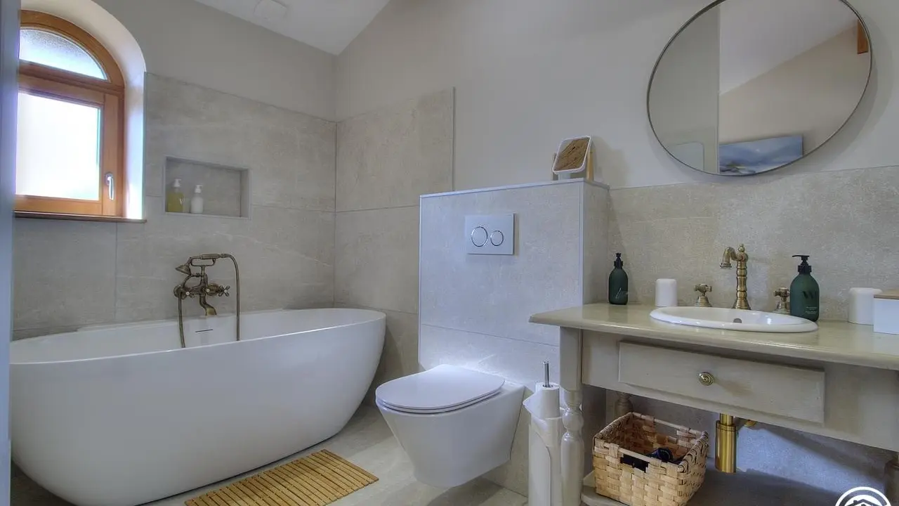 Envie d'une baignoire ? Alors la chambre Eugénie est faite pour vous....