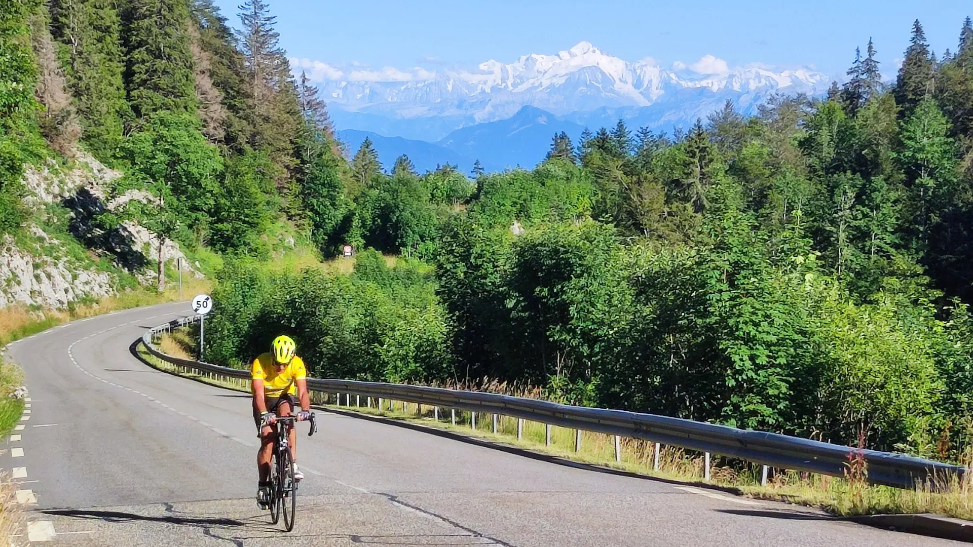 Cycliste montant le Col de la Faucille