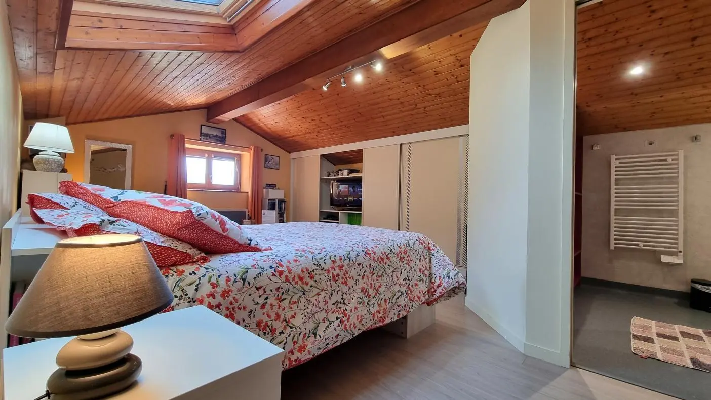 La chambre Les Mésanges se  compose d'un lit 160x200cm et d'une salle d'eau attenante et privative. Un canapé-lit 140x180 est mis à disposition pour offrir un couchage d'appoint sur réservation.