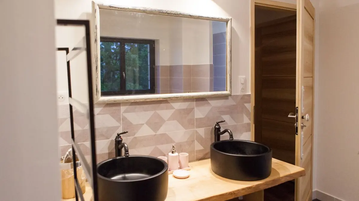 La grande salle de bains familiale à LOU PAPAGAI