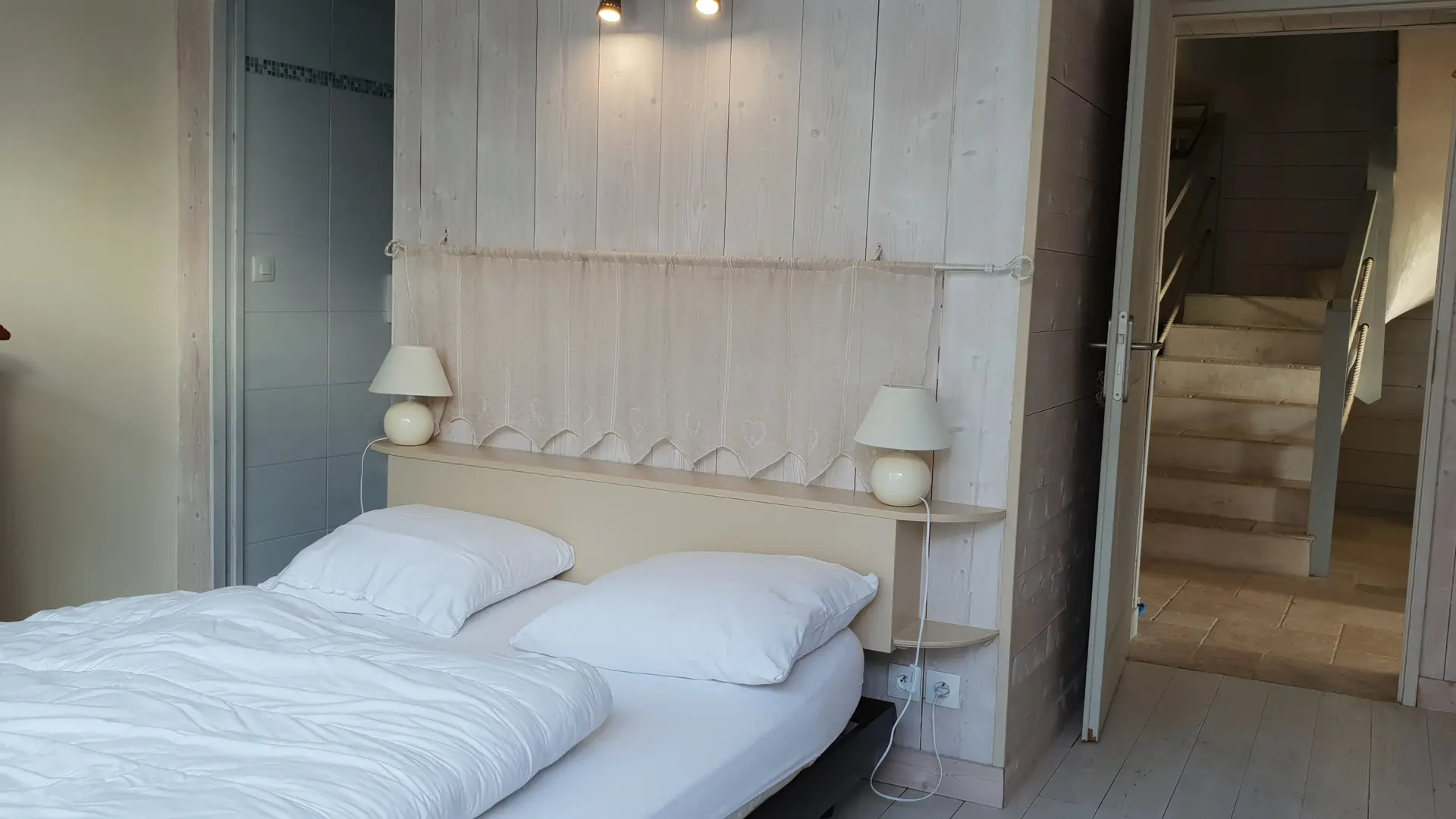 Chambre lit 140 + Douche + WC