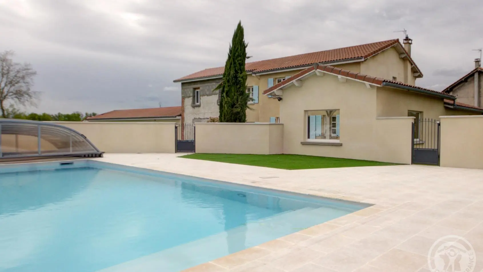 Piscine privative : bassin de 12x5 avec abri couvert, sur un espace clos de murs de 300 m² avec pool-house