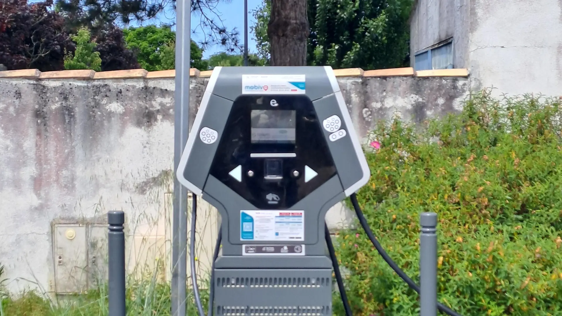 Borne de recharge pour voitures électriques - Parking des Lilas_La Couarde-sur-Mer