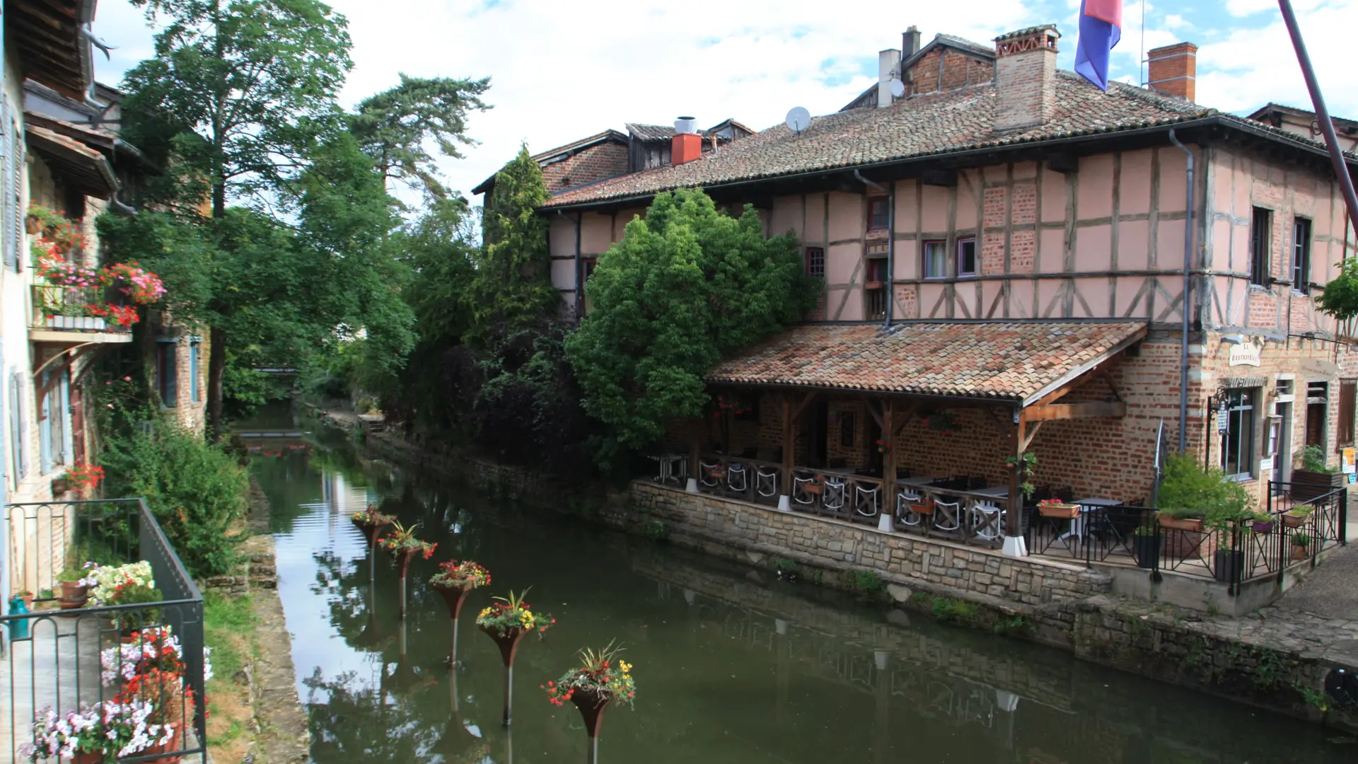 Maisons fleuries dans la cité