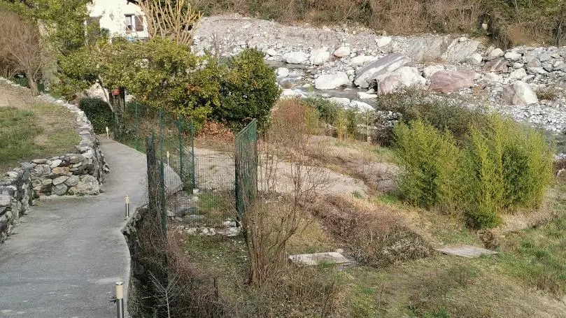 Chemin d'accès piéton au Gîte Moulin de la Source labellisé Gîtes de France Alpes-Maritimes à Fontan