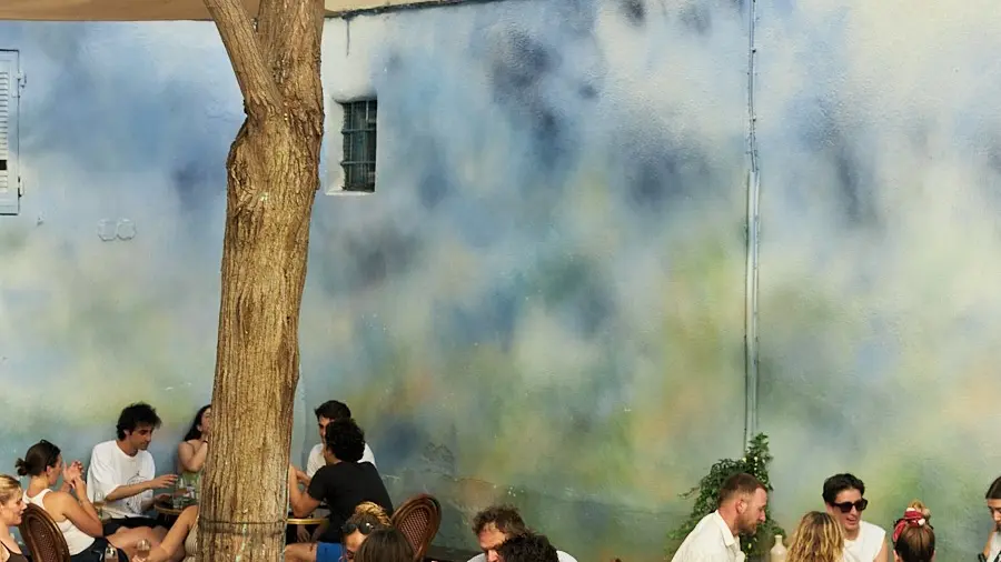 terrasse en extérieur avec des clients atablés