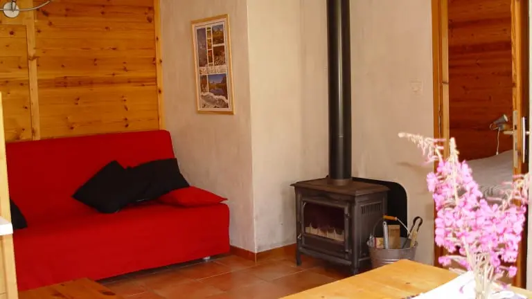 Un poele à bois apporte un joli confort à ce salon