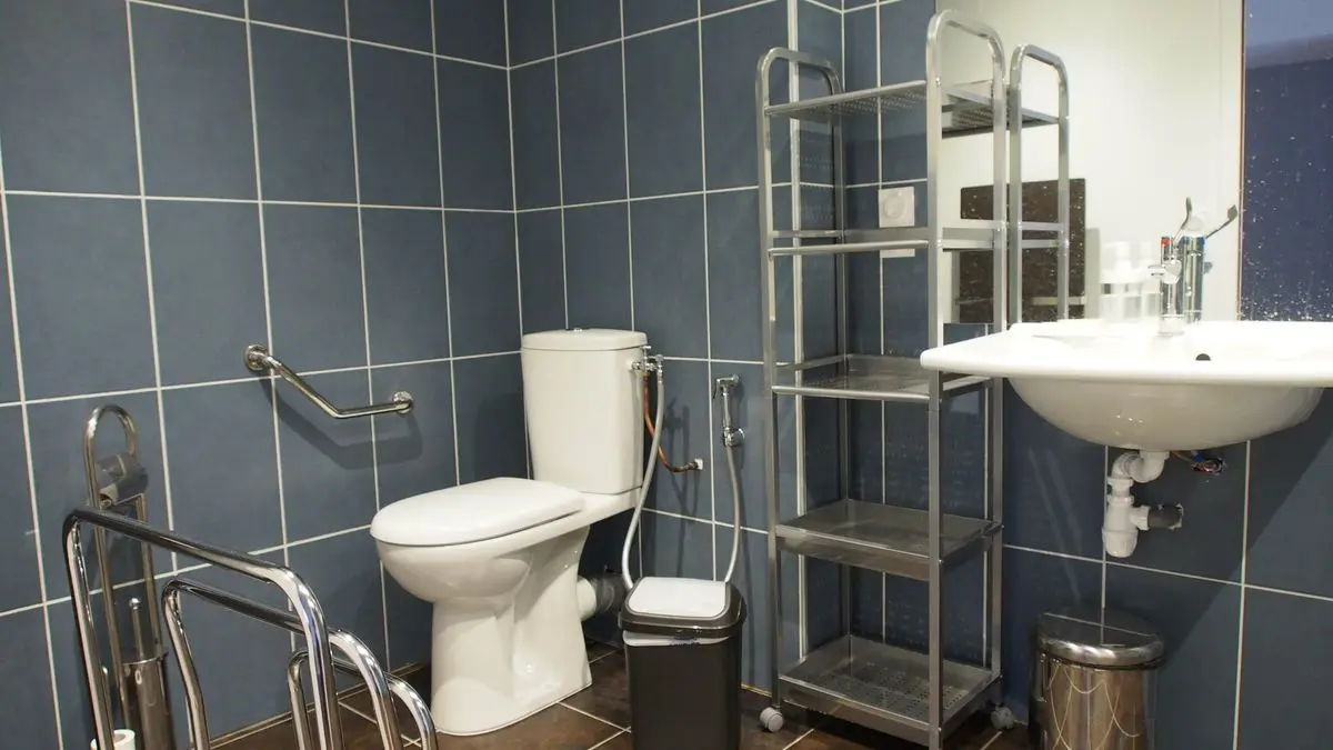 Rez-de-chaussée : salle de bain 01, adaptée PMR
