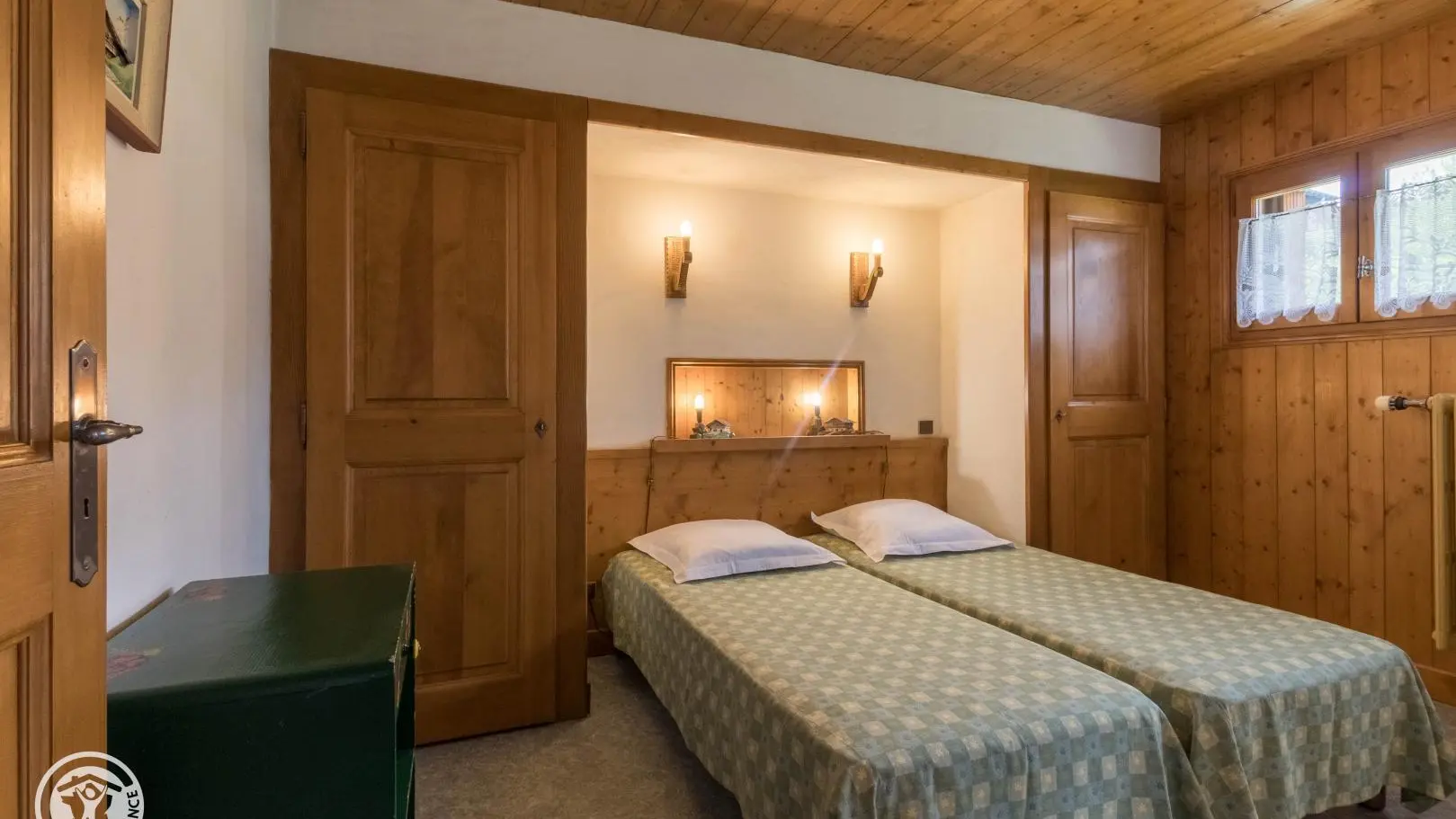 chambre avec 2 lits de 80x190 pouvant être réunis et faire un grand lit de 160x190.