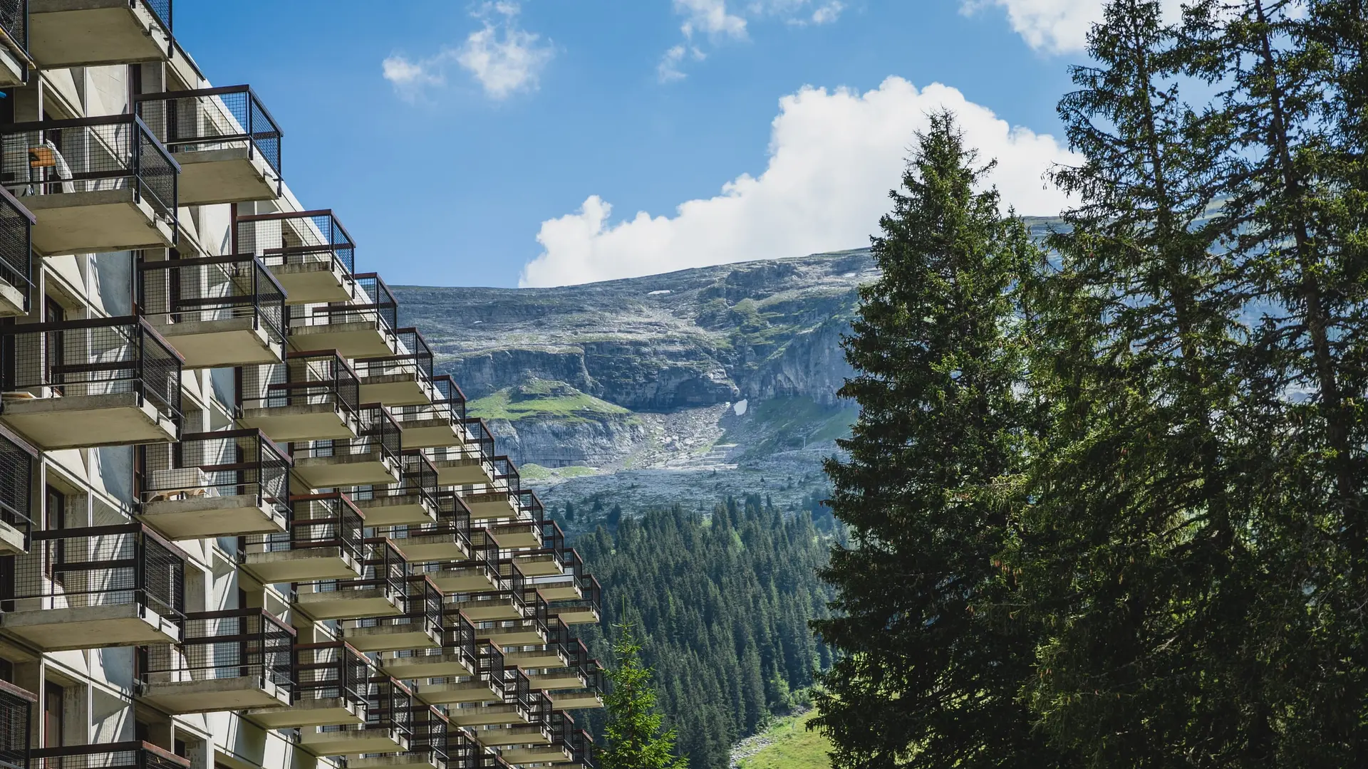 Vue du bâtiment extérieur en été