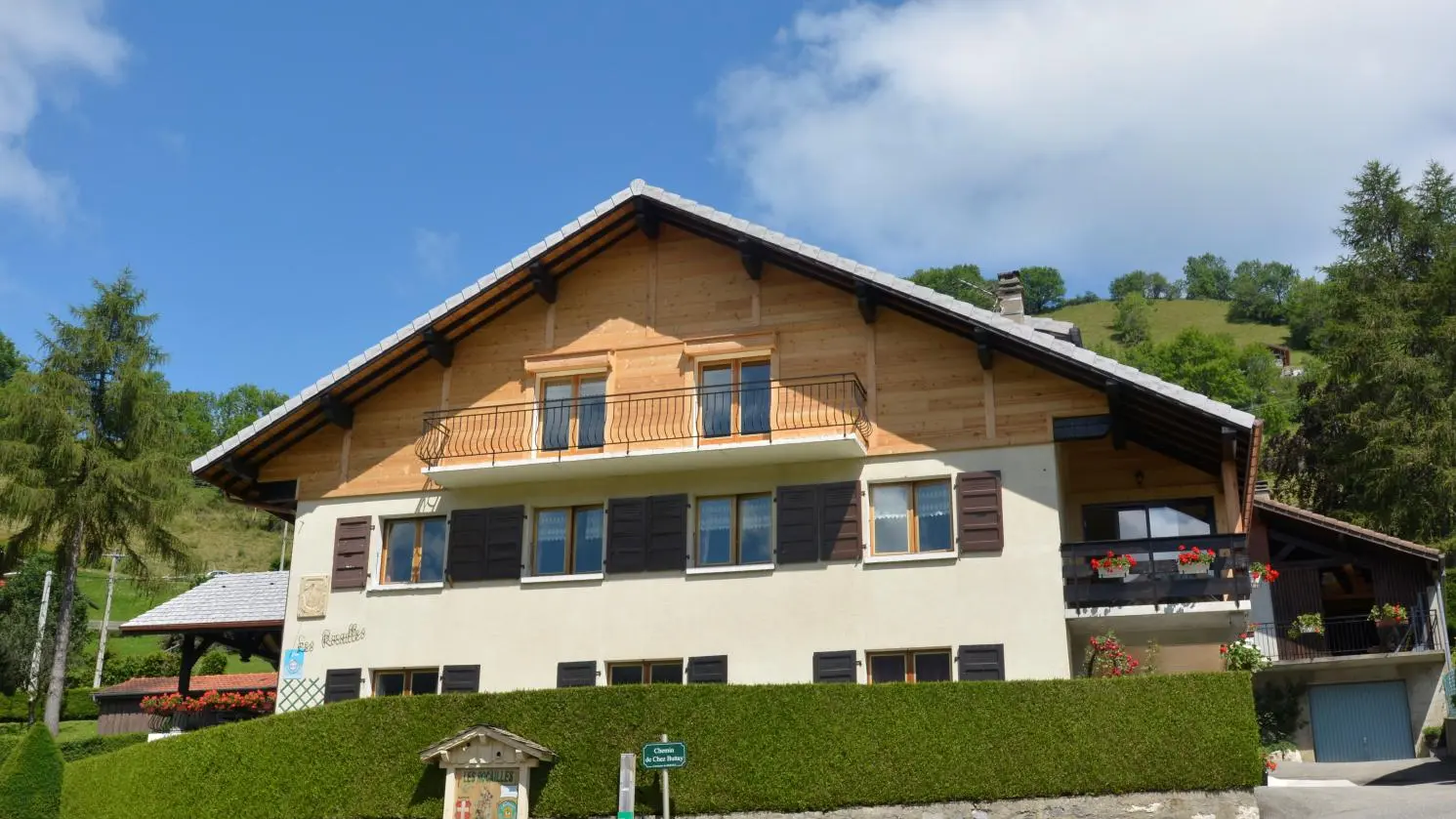 Vue extérieure de la maison été