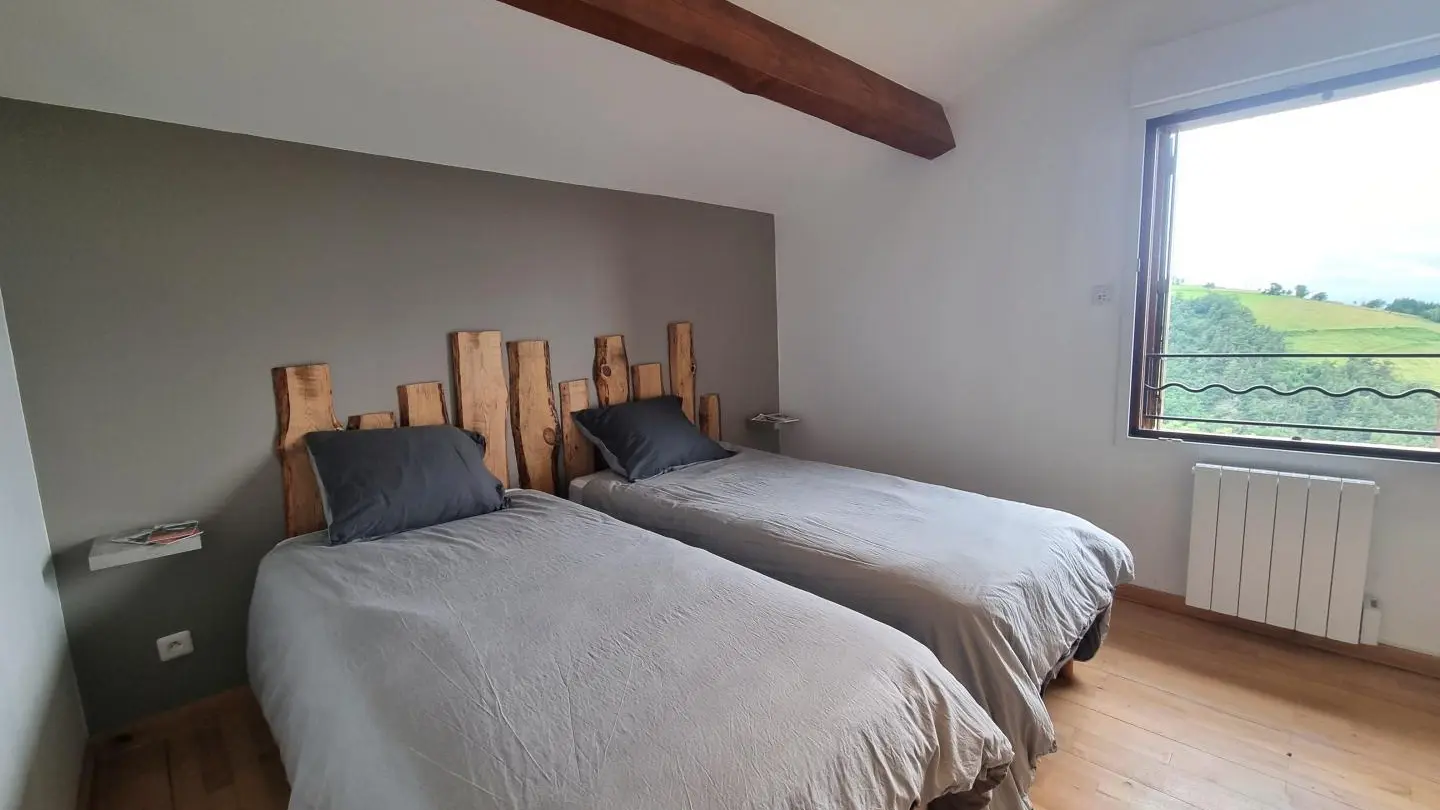 Chambre 2 : 2 lits 90 pouvant être jumelés en lit 180.