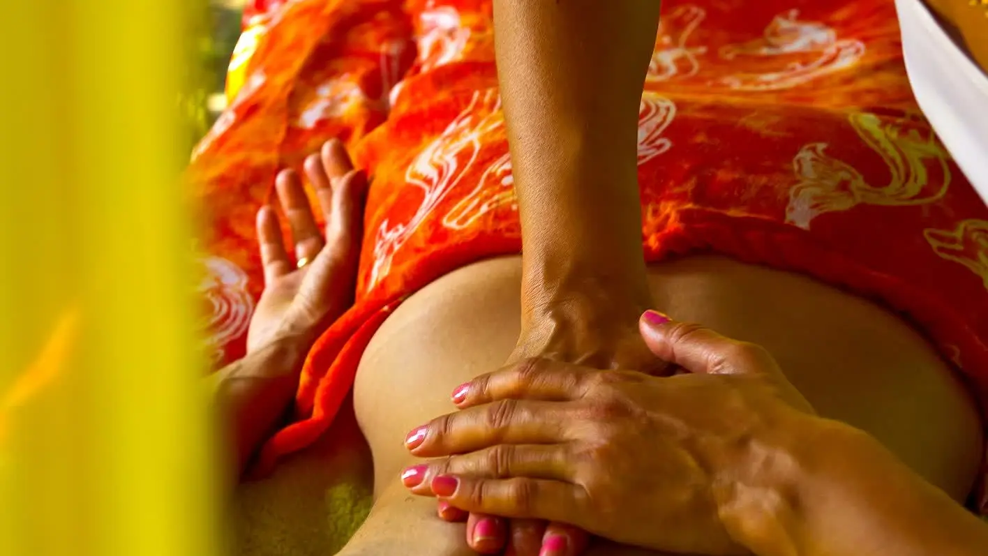 Un massage en plein air pour une expérience de relaxation intense et naturelle.