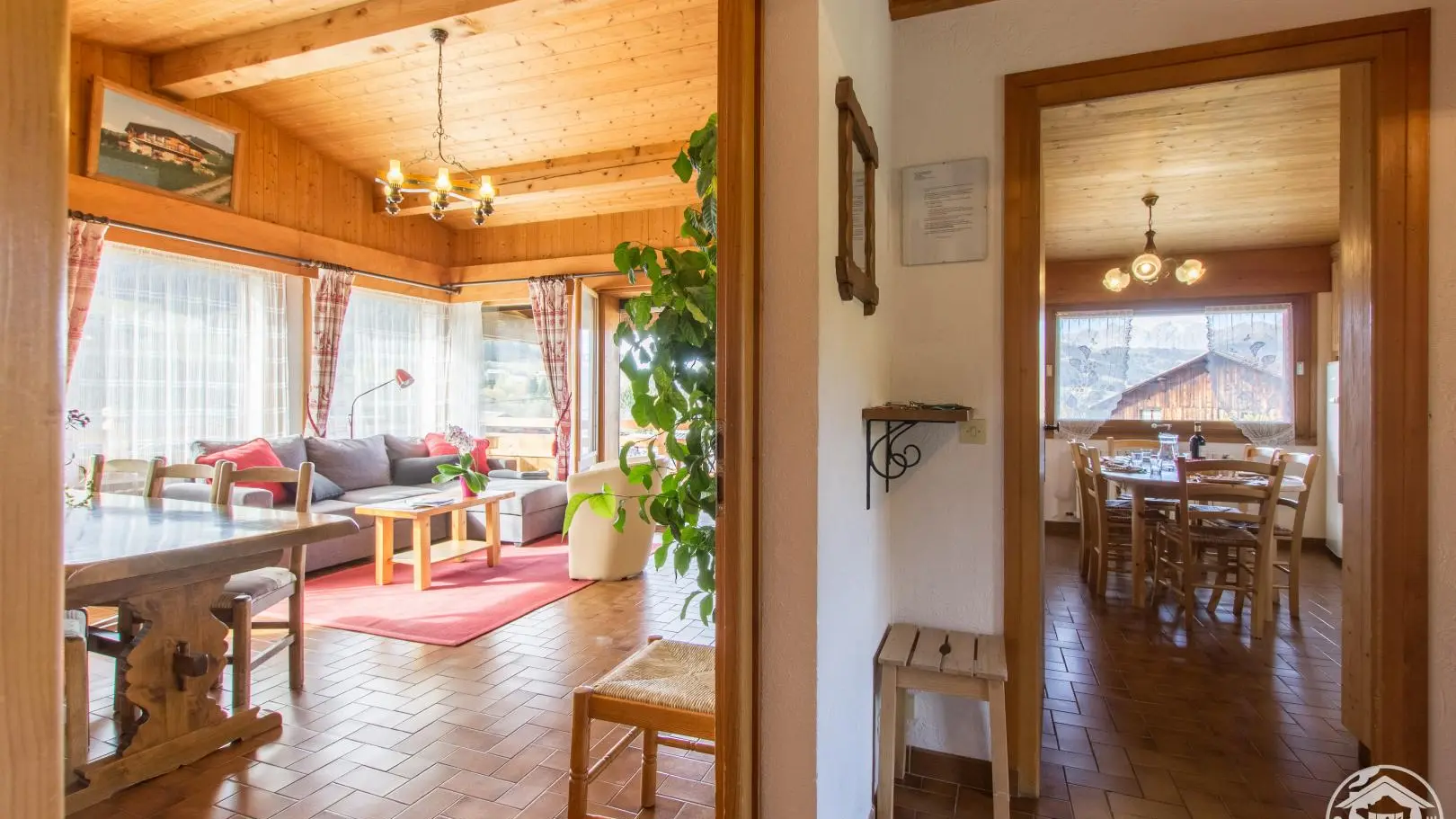 A droite: Cuisine
A gauche: Salon