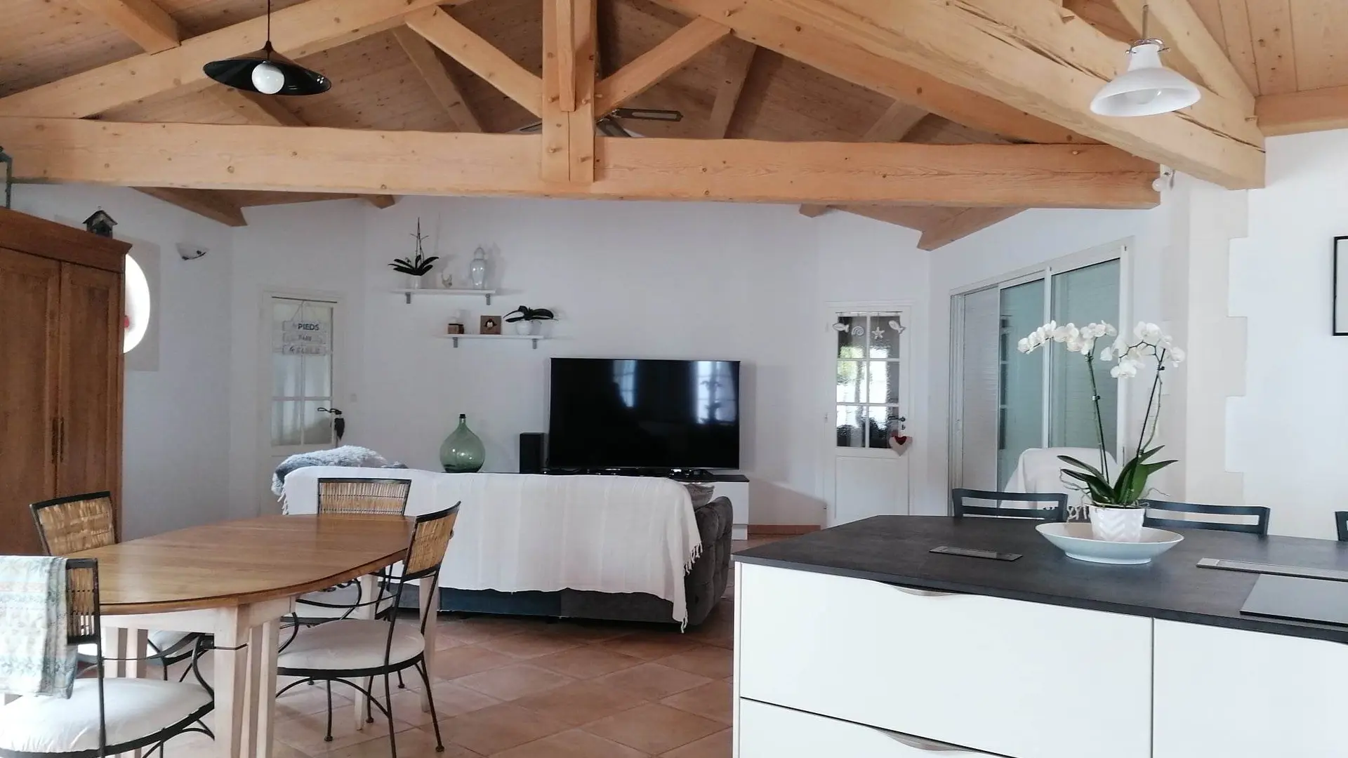 pièce à vivre 60 m² avec accès à la pergola et le billard vue sur la piscine