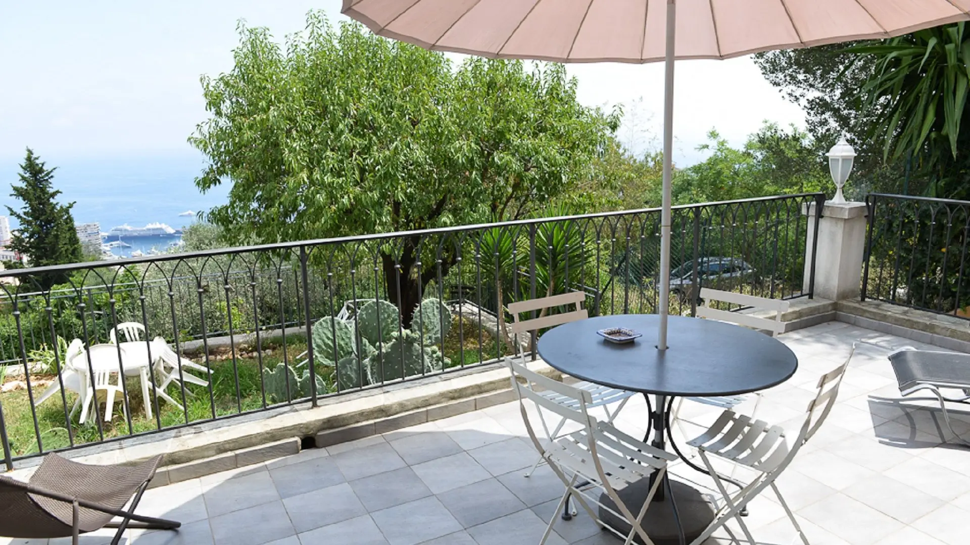 Le Cactus-Terrasse-Beausoleil-Gîtes de France des Alpes-Maritimes