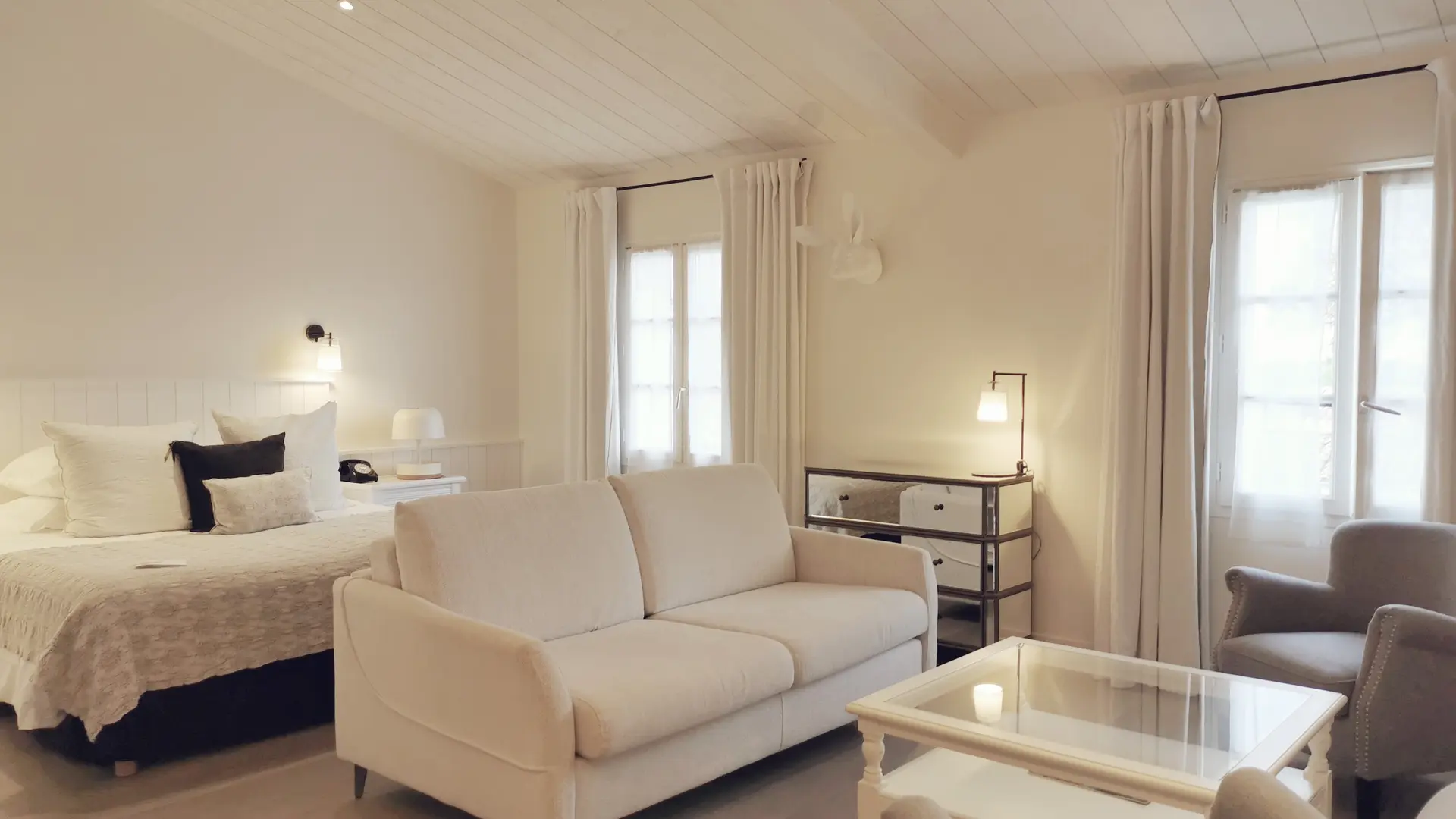 Plénitude Suite - Double bed and lounge area