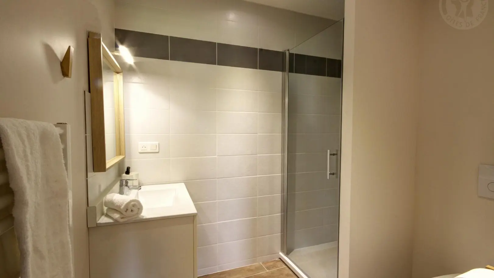 Chambre La Soie : 2 lits 90 et 1 lit 140. Sanitaires complets et privatifs.