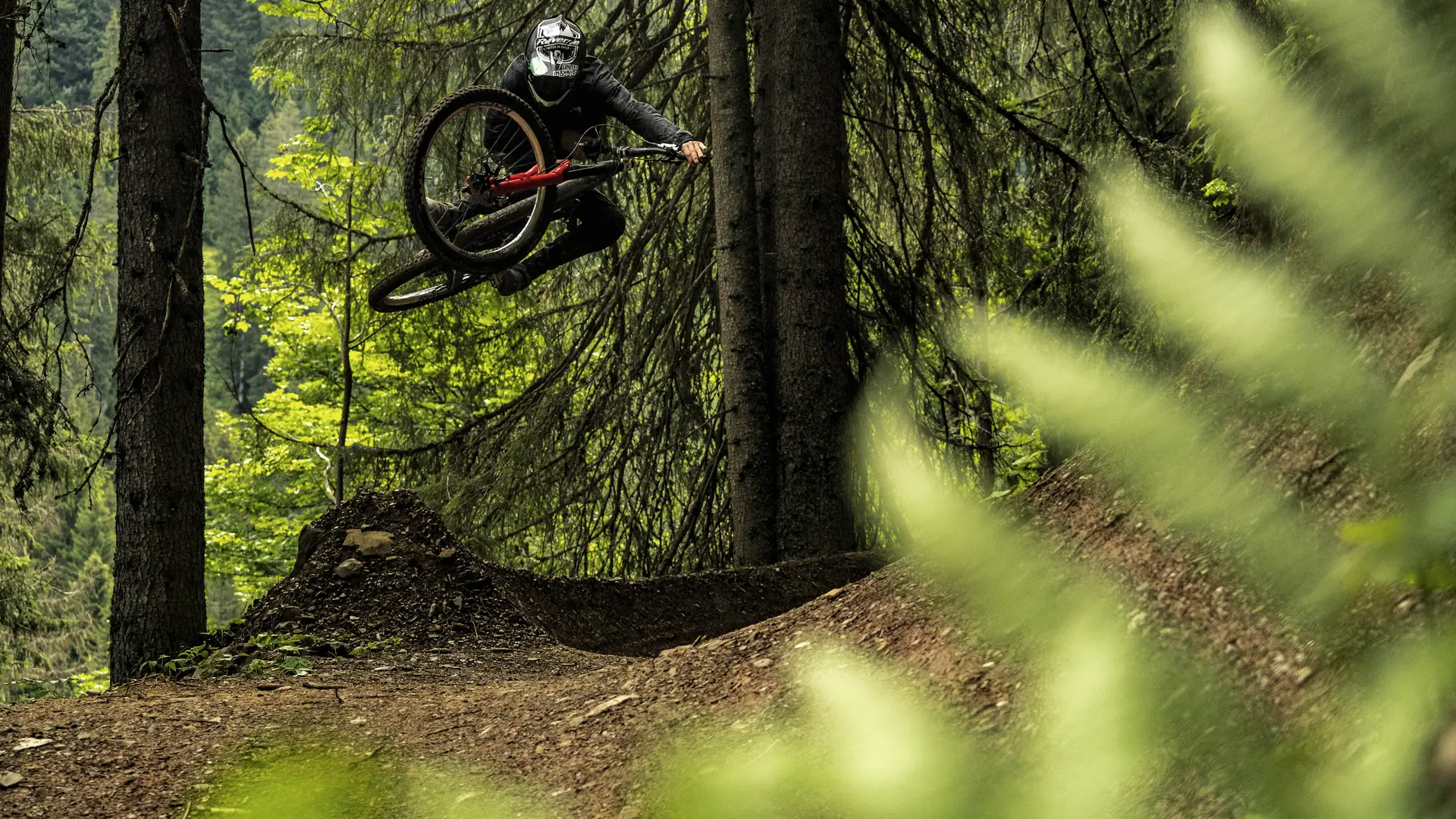 Vététiste en action sur la piste Ric et Rac du Bike Park de Châtal