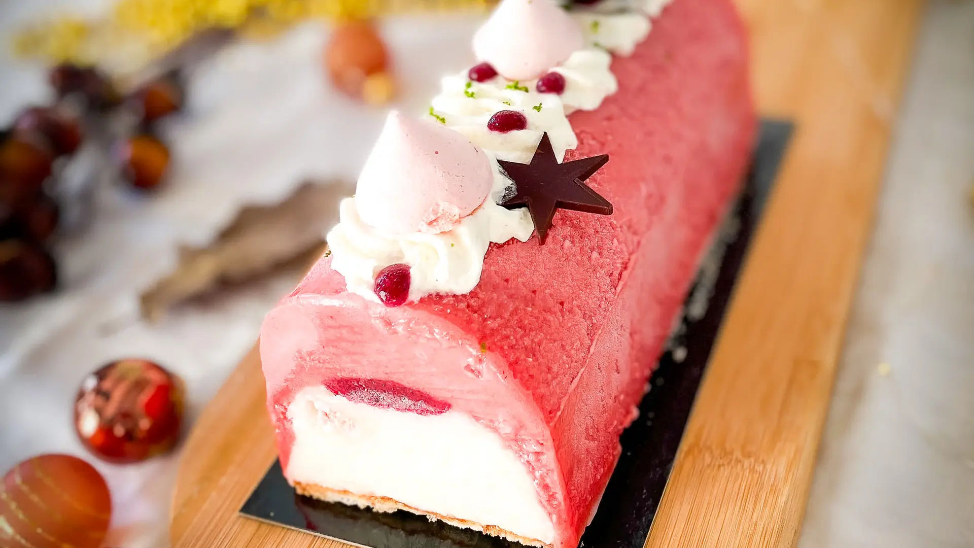 Cette bûche glacée aux fruits rouges offre une fraîcheur intense et une texture légère, parfaite pour un dessert de Noël raffiné.