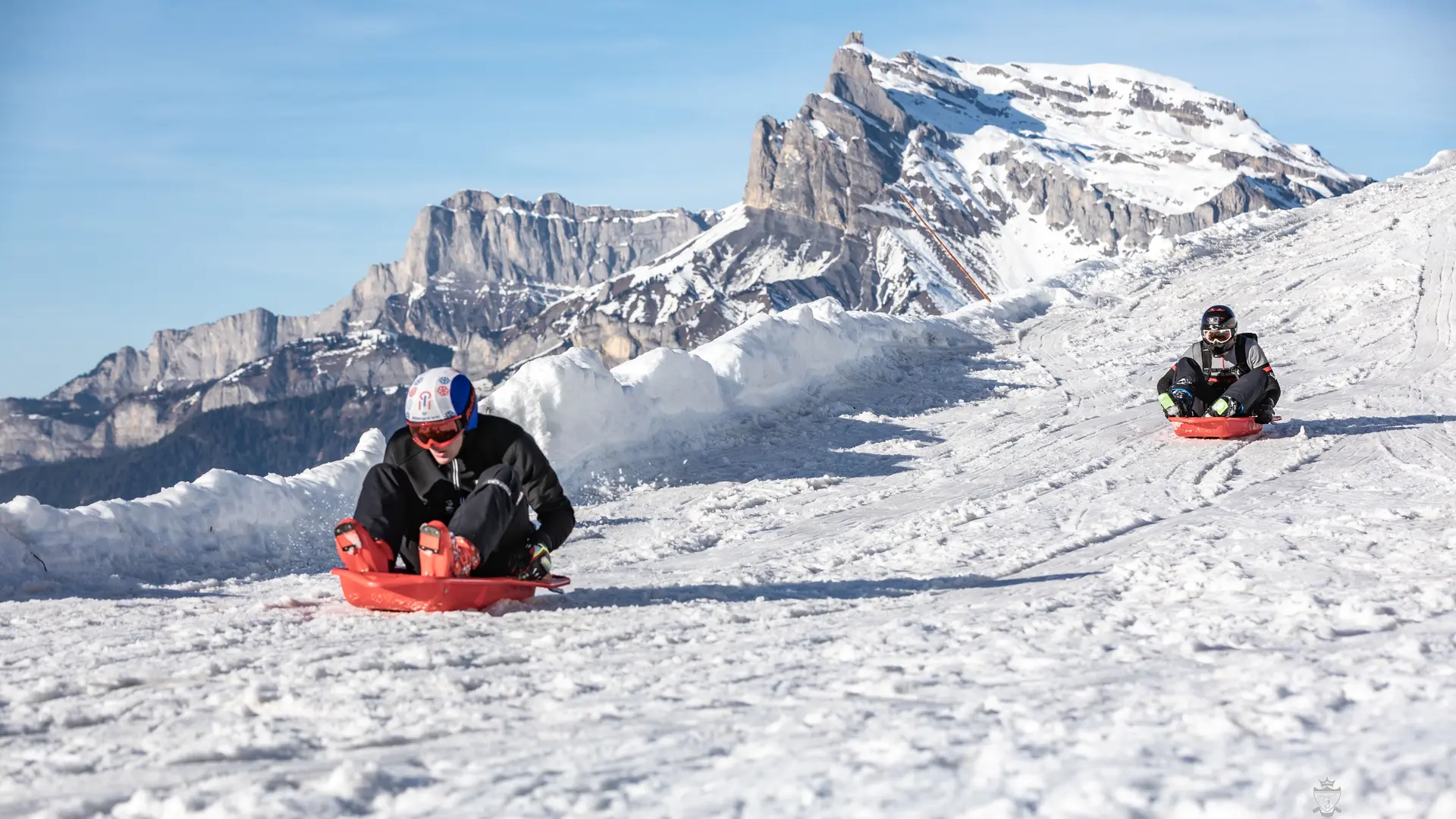 Deux personnes descendent sur la piste