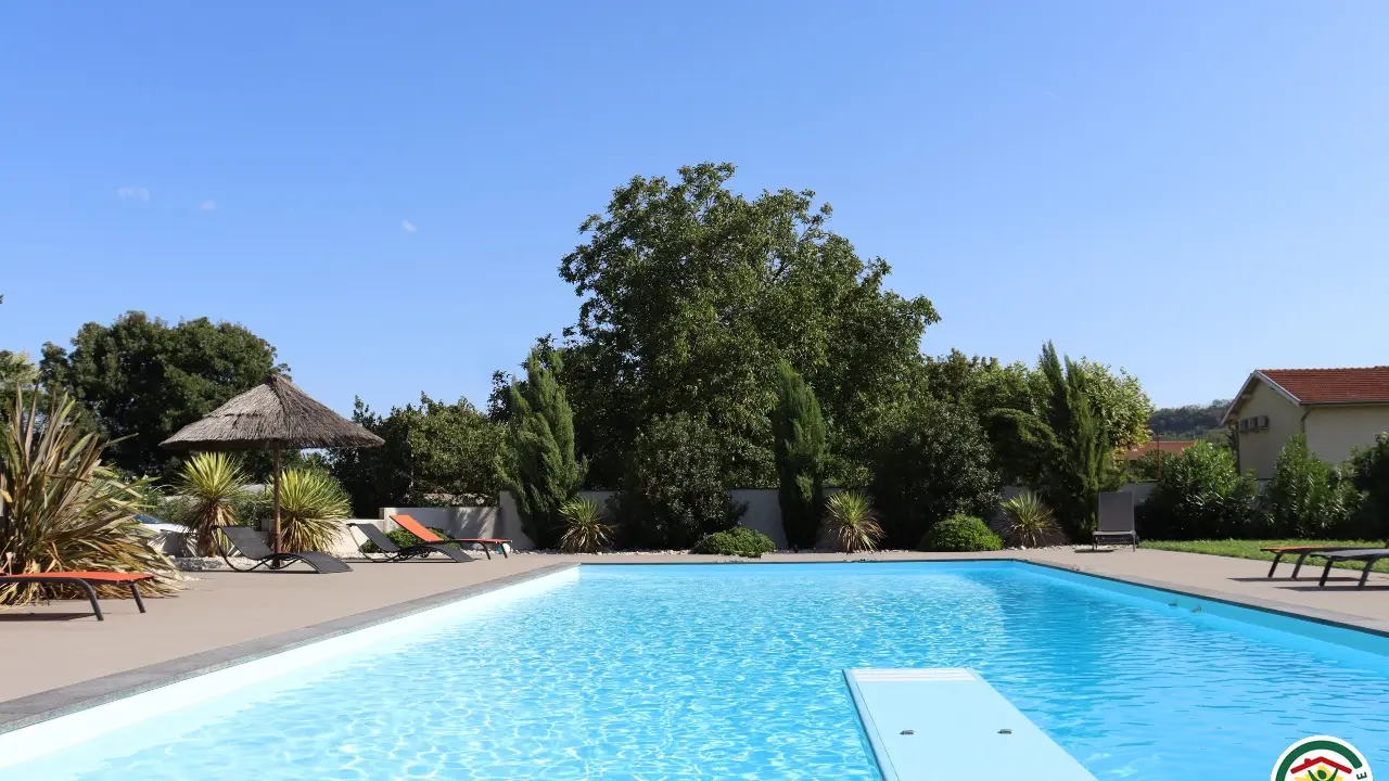 piscine avec plongeoir (dimension 13x6m, profondeur max 2.6m, sécurisée par une alarme, ouverte de mai à septembre